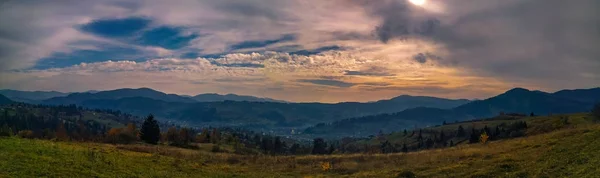 Mattina nebbia nelle montagne dei Carpazi — Foto Stock