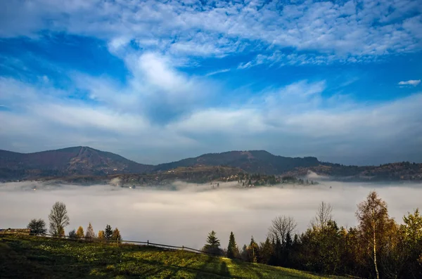 Mattina nebbia nelle montagne dei Carpazi — Foto Stock