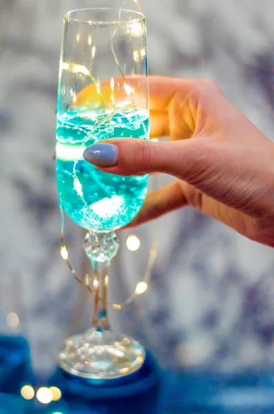 Stilleven met fles en glas blauwe wijn — Stockfoto