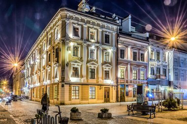 Doğal gece Lviv cityscape mimarisi üzerinde uzun pozlama