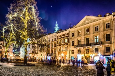 Doğal gece Lviv cityscape mimarisi üzerinde uzun pozlama