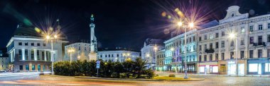 Doğal gece Lviv cityscape mimarisi üzerinde uzun pozlama