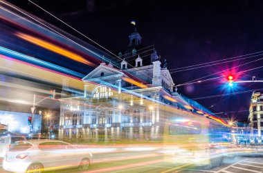 Doğal gece Lviv cityscape mimarisi üzerinde uzun pozlama
