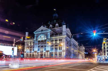Doğal gece Lviv cityscape mimarisi üzerinde uzun pozlama