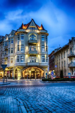 Doğal gece Lviv cityscape mimarisi üzerinde uzun pozlama