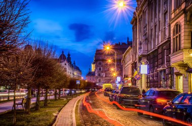 Doğal gece Lviv cityscape mimarisi üzerinde uzun pozlama