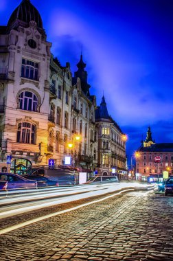 Doğal gece Lviv cityscape mimarisi üzerinde uzun pozlama