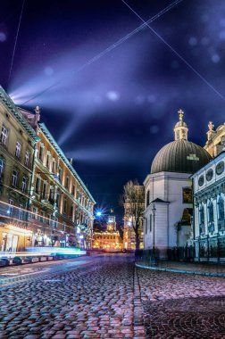 Doğal gece Lviv cityscape mimarisi üzerinde uzun pozlama