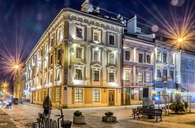 Doğal gece Lviv cityscape mimarisi üzerinde uzun pozlama