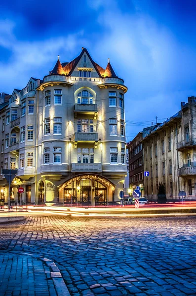 Doğal gece Lviv cityscape mimarisi üzerinde uzun pozlama