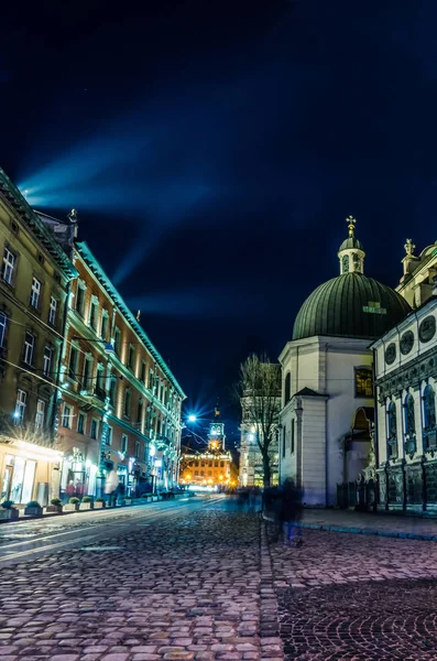 Doğal Gece Lviv Cityscape Mimarisi Üzerinde Uzun Pozlama — Stok fotoğraf