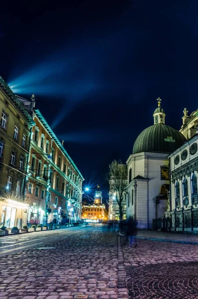 Doğal gece Lviv cityscape mimarisi üzerinde uzun pozlama