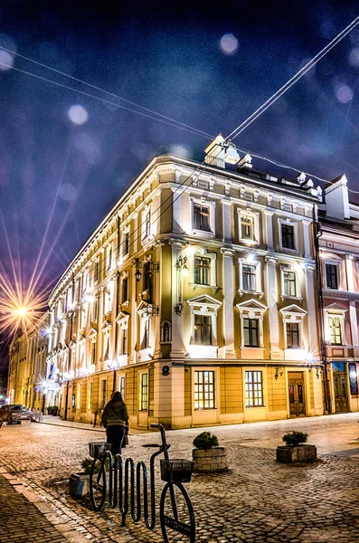 风景秀丽的利沃夫夜景建筑长期曝光 — 图库照片