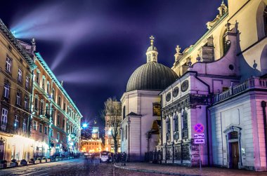 Doğal gece Lviv cityscape mimarisi üzerinde uzun pozlama