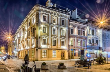 Doğal gece Lviv cityscape mimarisi üzerinde uzun pozlama
