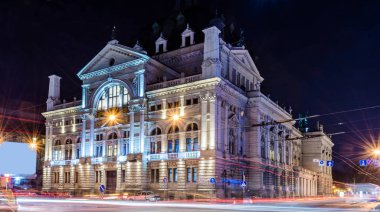 Doğal gece Lviv cityscape mimarisi üzerinde uzun pozlama
