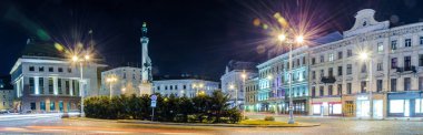 Doğal gece Lviv cityscape mimarisi üzerinde uzun pozlama