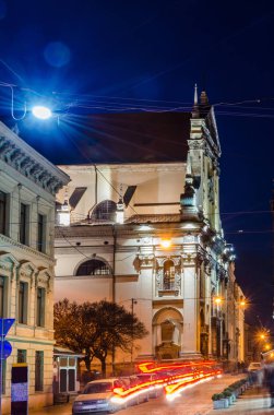 Doğal gece Lviv cityscape mimarisi üzerinde uzun pozlama