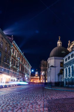 Doğal gece Lviv cityscape mimarisi üzerinde uzun pozlama