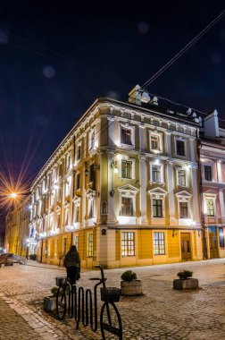 Doğal gece Lviv cityscape mimarisi üzerinde uzun pozlama