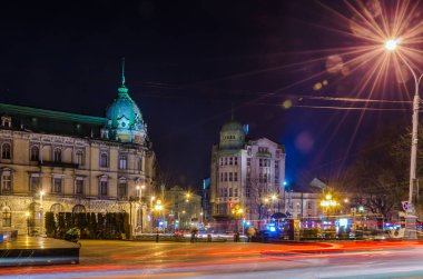 Doğal gece Lviv cityscape mimarisi üzerinde uzun pozlama