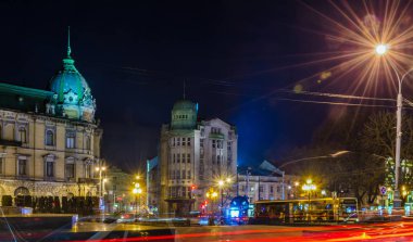 Doğal gece Lviv cityscape mimarisi üzerinde uzun pozlama