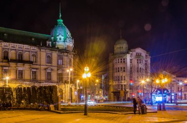 Doğal gece Lviv cityscape mimarisi üzerinde uzun pozlama