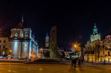 Doğal gece Lviv cityscape mimarisi üzerinde uzun pozlama