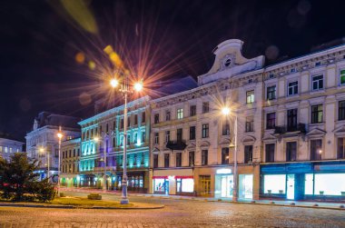 Doğal gece Lviv cityscape mimarisi üzerinde uzun pozlama