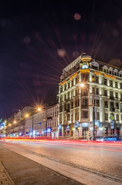 Doğal gece Lviv cityscape mimarisi üzerinde uzun pozlama