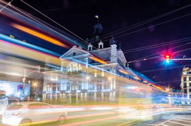 Doğal gece Lviv cityscape mimarisi üzerinde uzun pozlama
