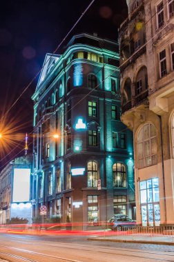 Doğal gece Lviv cityscape mimarisi üzerinde uzun pozlama