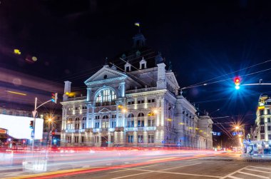 Doğal gece Lviv cityscape mimarisi üzerinde uzun pozlama