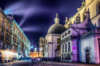 Doğal gece Lviv cityscape mimarisi üzerinde uzun pozlama