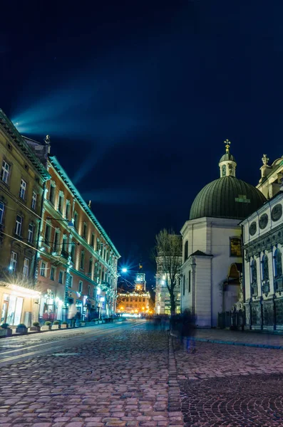 Doğal Gece Lviv Cityscape Mimarisi Üzerinde Uzun Pozlama — Stok fotoğraf