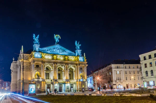 Doğal gece Lviv cityscape mimarisi üzerinde uzun pozlama