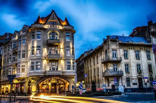 Doğal gece Lviv cityscape mimarisi üzerinde uzun pozlama