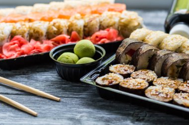 Sushi seti: suşi rulo ile somon ve suşi rulo füme yılan balığı ile seçici odak.