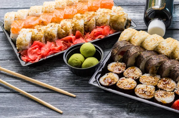 Sushi seti: suşi rulo ile somon ve suşi rulo füme yılan balığı ile seçici odak.