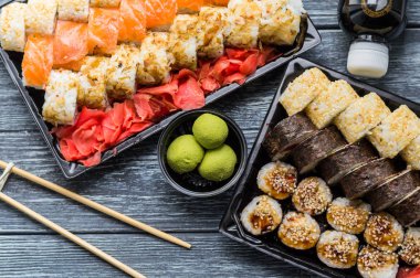 Sushi seti: suşi rulo ile somon ve suşi rulo füme yılan balığı ile seçici odak.