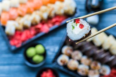 Sushi seti: suşi rulo ile somon ve suşi rulo füme yılan balığı ile seçici odak.