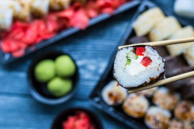 Sushi seti: suşi rulo ile somon ve suşi rulo füme yılan balığı ile seçici odak.