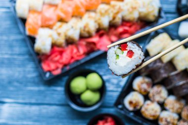 Sushi seti: suşi rulo ile somon ve suşi rulo füme yılan balığı ile seçici odak.