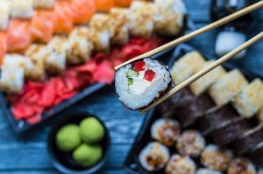 Sushi seti: suşi rulo ile somon ve suşi rulo füme yılan balığı ile seçici odak.