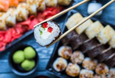 Sushi seti: suşi rulo ile somon ve suşi rulo füme yılan balığı ile seçici odak.