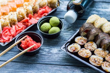 Sushi seti: suşi rulo ile somon ve suşi rulo füme yılan balığı ile seçici odak.