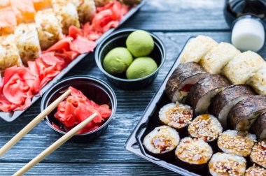 Sushi seti: suşi rulo ile somon ve suşi rulo füme yılan balığı ile seçici odak.