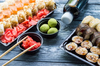 Sushi seti: suşi rulo ile somon ve suşi rulo füme yılan balığı ile seçici odak.