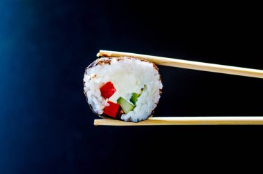 Sushi seti: suşi rulo ile somon ve suşi rulo füme yılan balığı ile seçici odak.