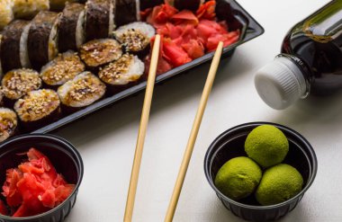 Sushi seti: suşi rulo ile somon ve suşi rulo füme yılan balığı ile seçici odak.